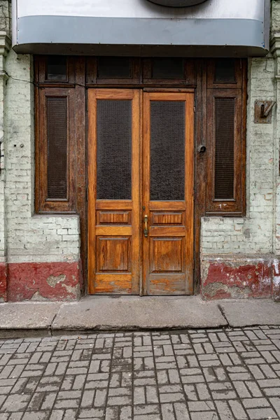 Fassade Des Historischen Gebäudes Mit Alter Holztür Und Dunklen Fenstern — Stockfoto