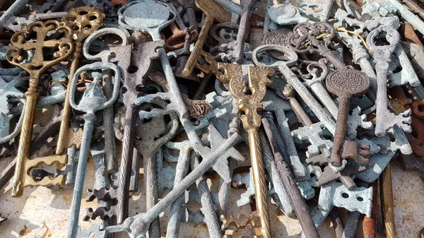 Sarı Kahverengi Gri Metalden Metal Kalıplardan Yapılmış Farklı Bağbozumu Anahtarlar — Stok fotoğraf