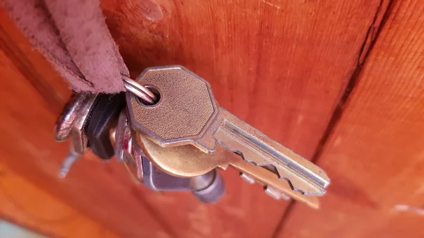 Retro Schlüssel Bündel Hängen Schmutzigem Zopf Mit Holzhintergrund Nahaufnahme Alter — Stockfoto