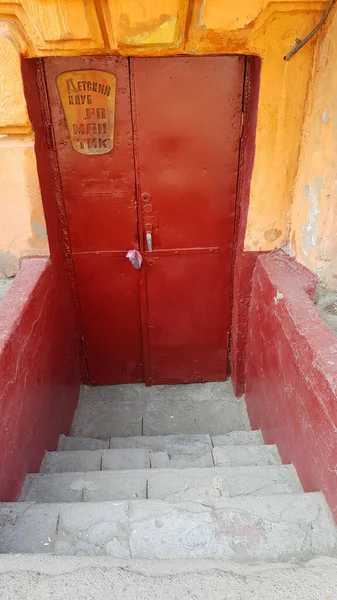 Escadas Pedra Para Velha Porta Pintada Vermelho Porão Edifício Amarelo — Fotografia de Stock