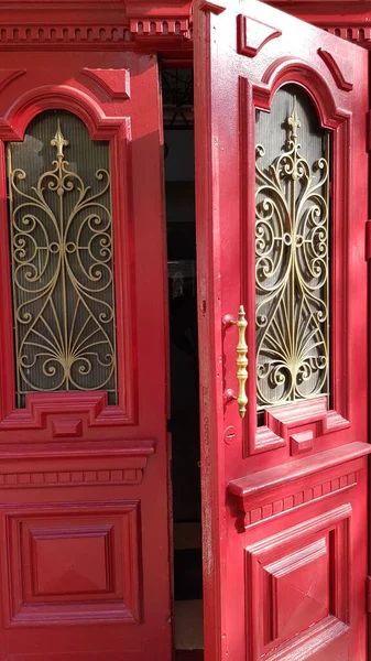 Porta Dupla Vermelha Aberta Com Molduras Ornamentadas Grades Metal Padrão — Fotografia de Stock