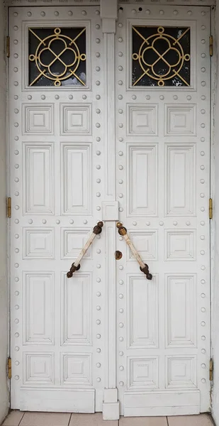 用华丽的门框和巴洛克金属格栅装饰的古董白色门板 乌克兰敖德萨欧洲城市历史建筑的遗产 — 图库照片