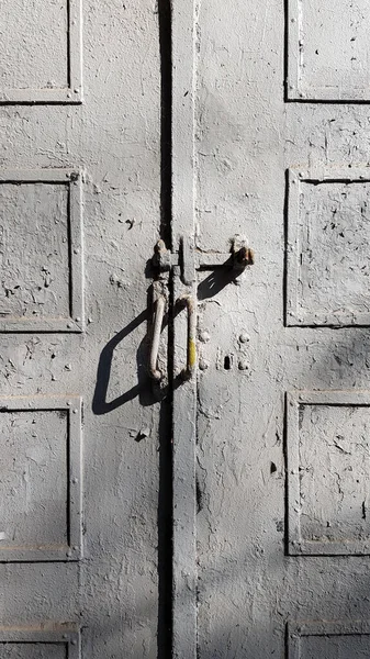 Textura Puerta Madera Vieja Con Mango Oxidado Pintura Pelado Gris —  Fotos de Stock