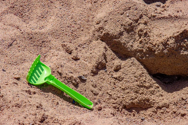Crianças Brinquedo Ancinho Perdido Entre Areia Amarela Praia Raquete Plástico — Fotografia de Stock