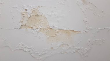 Pul pul boyanmış eski duvar ve nemden zarar görmüş sarı yüzey. Duvarın yeniden boyanması gerekiyordu. Kopyalama alanı olan yeniden yapılandırma arkaplanı