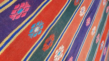 Renkli çizgileri ve halk eşkenarı desenli süslü klasik halıyı. Türk çizgili halı arka planı. Dokuma dokusu. Etnik desenli minder. Geleneksel Asya süsleri. Dokumalı arkaplan