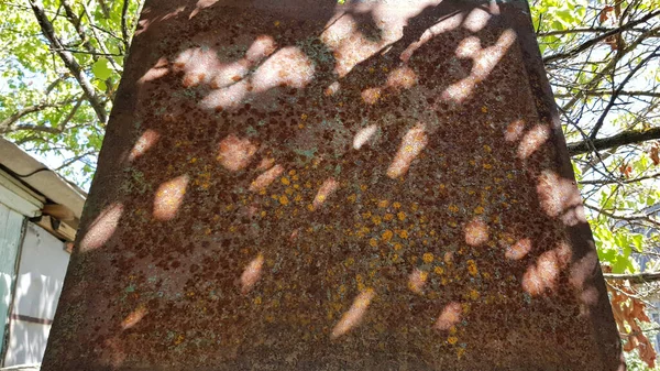 Kirli Eskimiş Paslı Güneş Işığı Gölge Lekeleri Olan Metal Bir — Stok fotoğraf