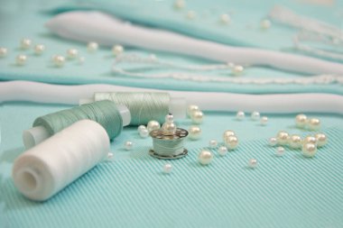 iş parçacığı, boncuk dantel olan turkuaz kumaş üzerine