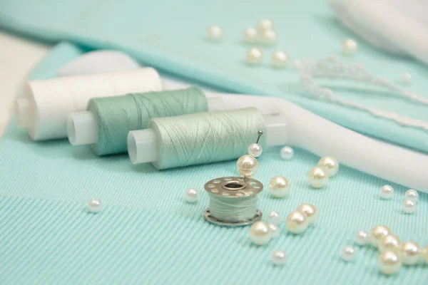 iş parçacığı, boncuk dantel olan turkuaz kumaş üzerine