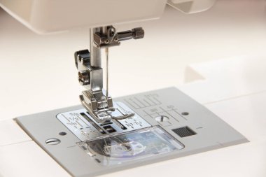 Dikiş dikiş makinesi turkuaz kumaş üzerine