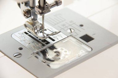 Dikiş dikiş makinesi turkuaz kumaş üzerine