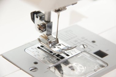 Dikiş dikiş makinesi turkuaz kumaş üzerine
