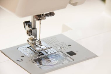 Dikiş dikiş makinesi turkuaz kumaş üzerine