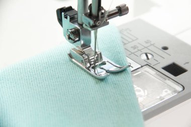 Dikiş dikiş makinesi turkuaz kumaş üzerine