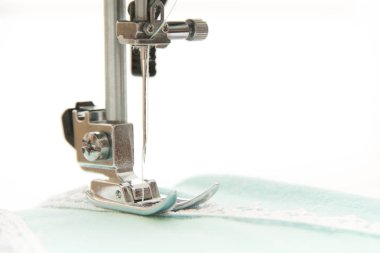 Dikiş dikiş makinesi turkuaz kumaş üzerine
