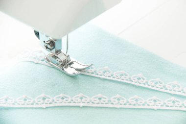 Dikiş dikiş makinesi turkuaz kumaş üzerine