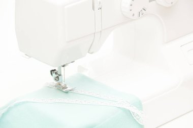 Dikiş dikiş makinesi turkuaz kumaş üzerine