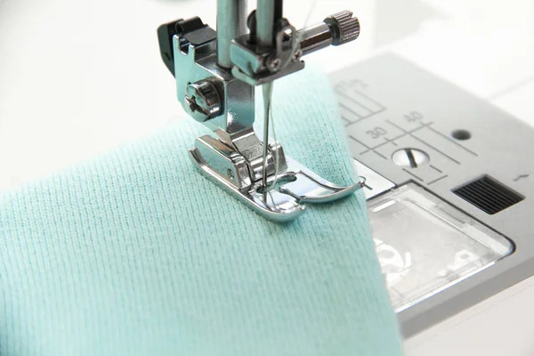 Dikiş dikiş makinesi turkuaz kumaş üzerine