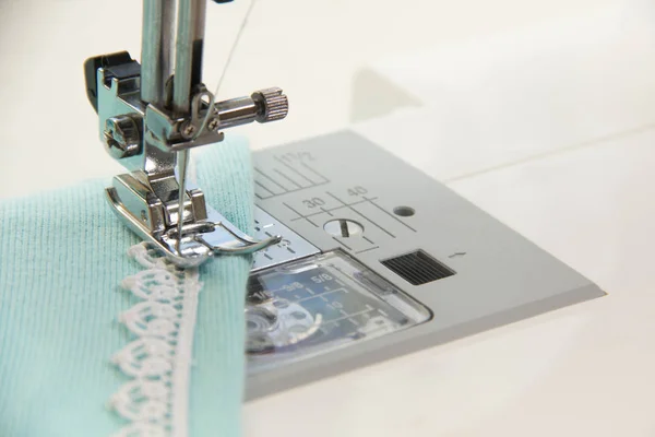 Dikiş dikiş makinesi turkuaz kumaş üzerine