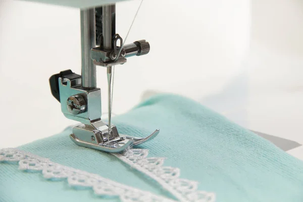 A costura no tecido turquesa máquina de costura — Fotografia de Stock