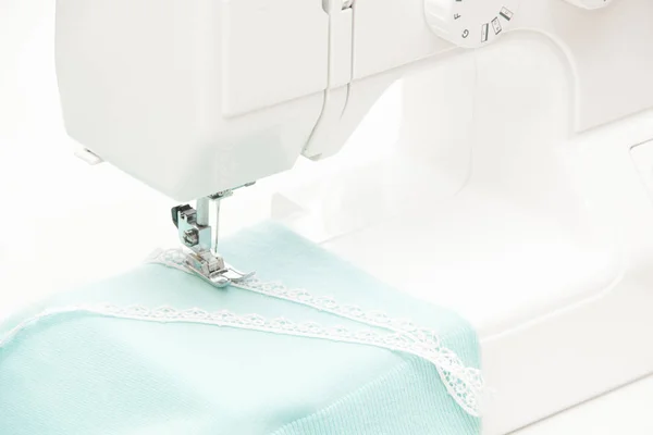 A costura no tecido turquesa máquina de costura — Fotografia de Stock