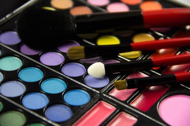 Göz farı paleti. Dekoratif kozmetik. Makyaj fırçaları