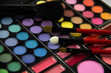 Göz farı paleti. Dekoratif kozmetik. Makyaj fırçaları