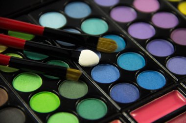 Göz farı paleti. Dekoratif kozmetik. Makyaj fırçaları