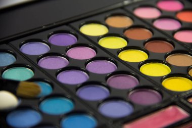 Göz farı paleti. Dekoratif kozmetik. Makyaj fırçaları