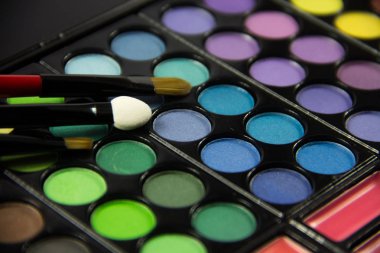 Göz farı paleti. Dekoratif kozmetik. Makyaj fırçaları