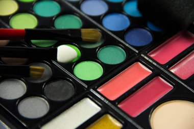 Göz farı paleti. Dekoratif kozmetik. Makyaj fırçaları