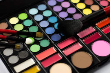 Göz farı paleti. Dekoratif kozmetik. Makyaj fırçaları