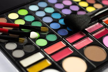 Göz farı paleti. Dekoratif kozmetik. Makyaj fırçaları