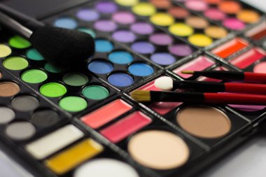 Göz farı paleti. Dekoratif kozmetik. Makyaj fırçaları