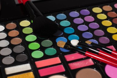 Göz farı paleti. Dekoratif kozmetik. Makyaj fırçaları