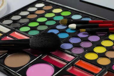 Göz farı paleti. Dekoratif kozmetik. Makyaj fırçaları