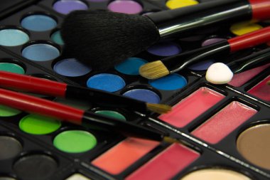 Göz farı paleti. Dekoratif kozmetik. Makyaj fırçaları