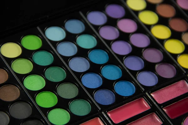 Eyeshadow Palette. Decorative cosmetics. Makeup brushes — Stock Photo, Image
