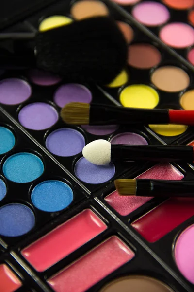 Eyeshadow Palette. Decorative cosmetics. Makeup brushes — Stock Photo, Image