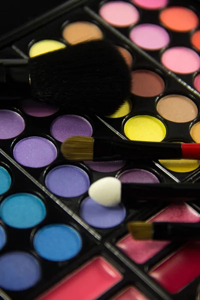 Eyeshadow Palette. Decorative cosmetics. Makeup brushes — Stock Photo, Image