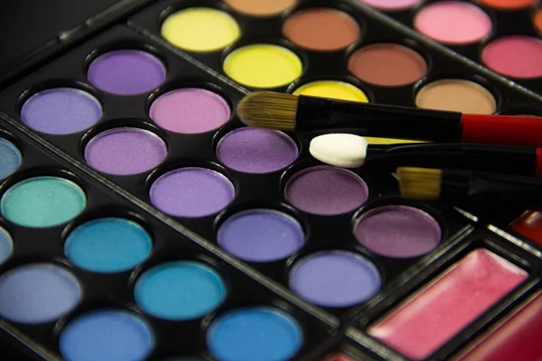 Palette de fards à paupières. Cosmétiques décoratifs. Pinceaux de maquillage — Photo