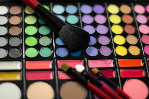 Göz farı paleti. Dekoratif kozmetik. Makyaj fırçaları