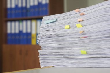 Belgeler büyük miktarlarda masada. arşivlenmiş kağıt raporları. arkaplan