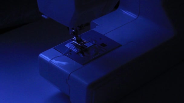 女人在深色背景的缝纫机上缝制 家里手工缝制的女裁缝 — 图库视频影像