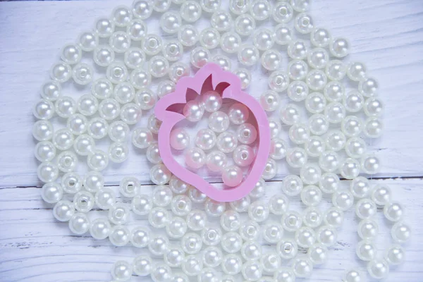 Morango Rosa Plástico Com Contas Pérola Fundo Madeira Branco — Fotografia de Stock