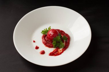 Taze otlu taze domates. Bir tabak taze sebze.