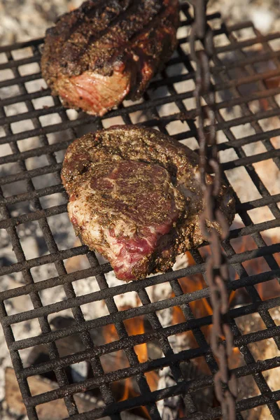 Sığır eti biftek ateşte