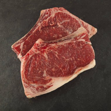 kayrak bir plaka üzerinde ham pirzola et