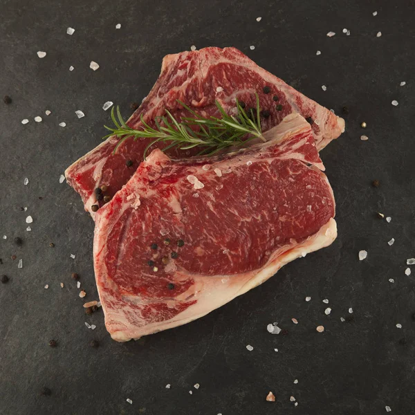 Picar carne cruda en un plato de pizarra — Foto de Stock
