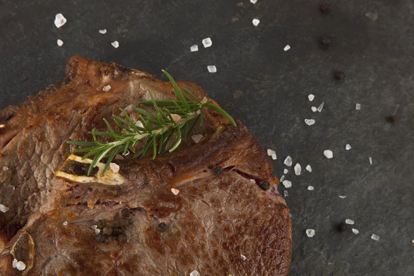 スレート板の新鮮なグリル チョップ肉 — ストック写真